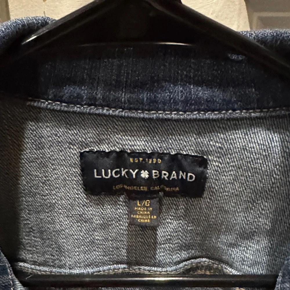 Lucky Brand Women’s Classic Blue Jean Jacket - Picture 2 of 8